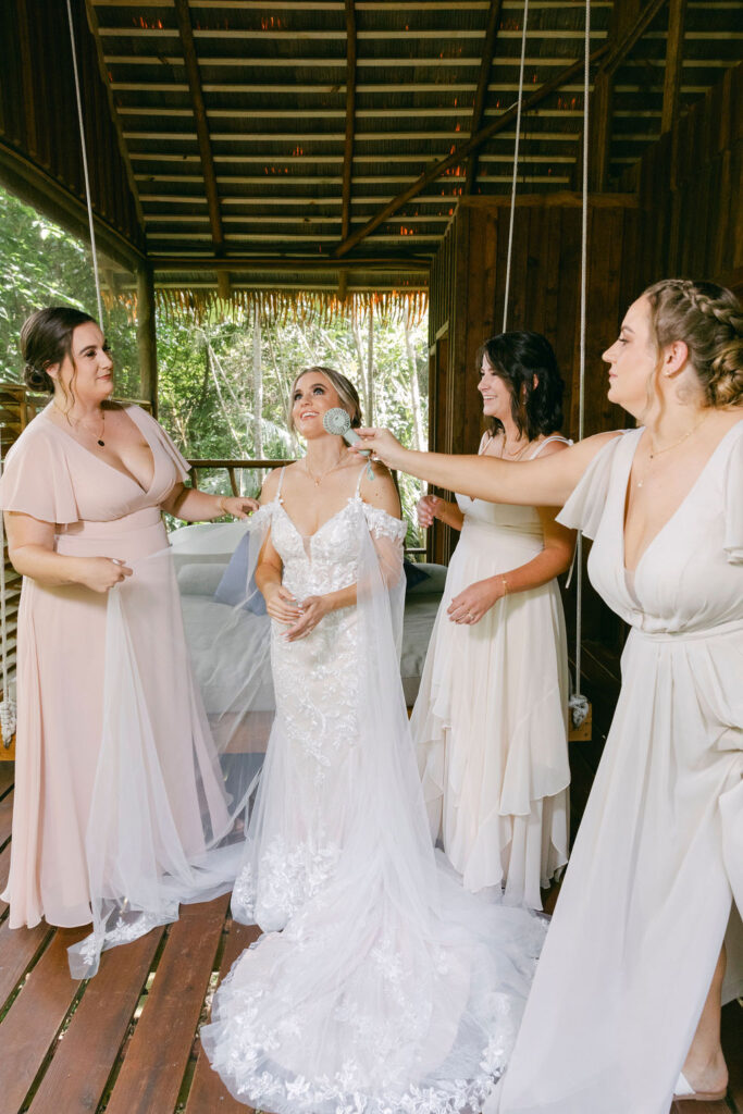 cute picture of the bride and bridesmaids